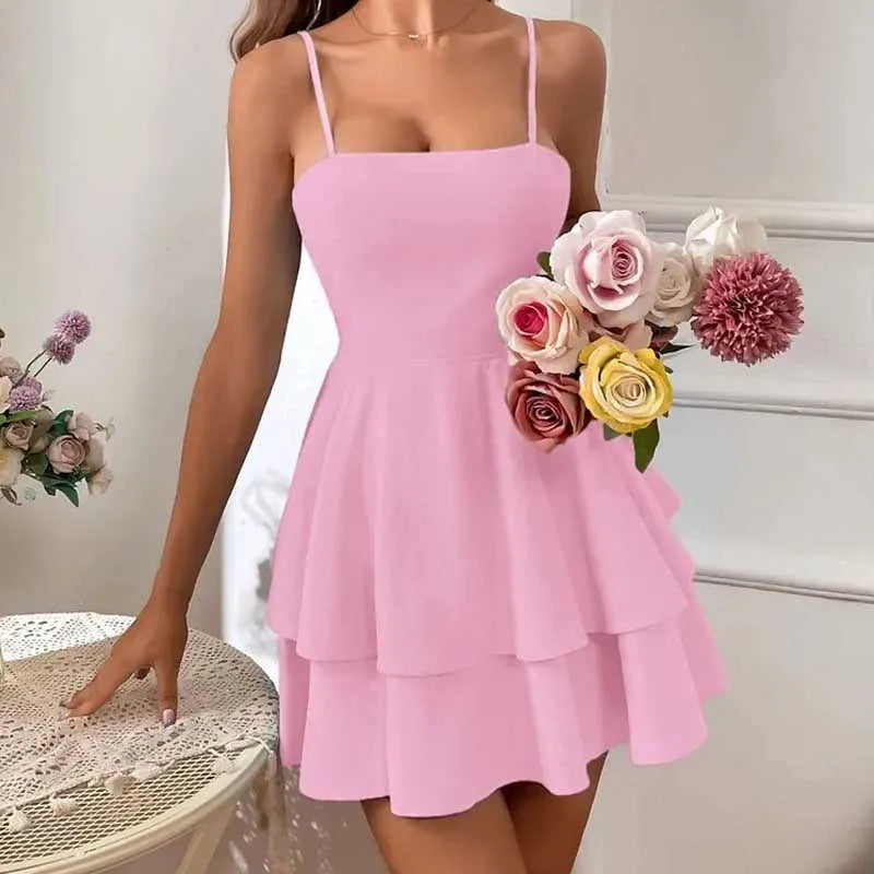 Vestido corto BB Bellezachic con escote cuadrado y espalda descubierta, ideal para ocasiones elegantes y modernas.