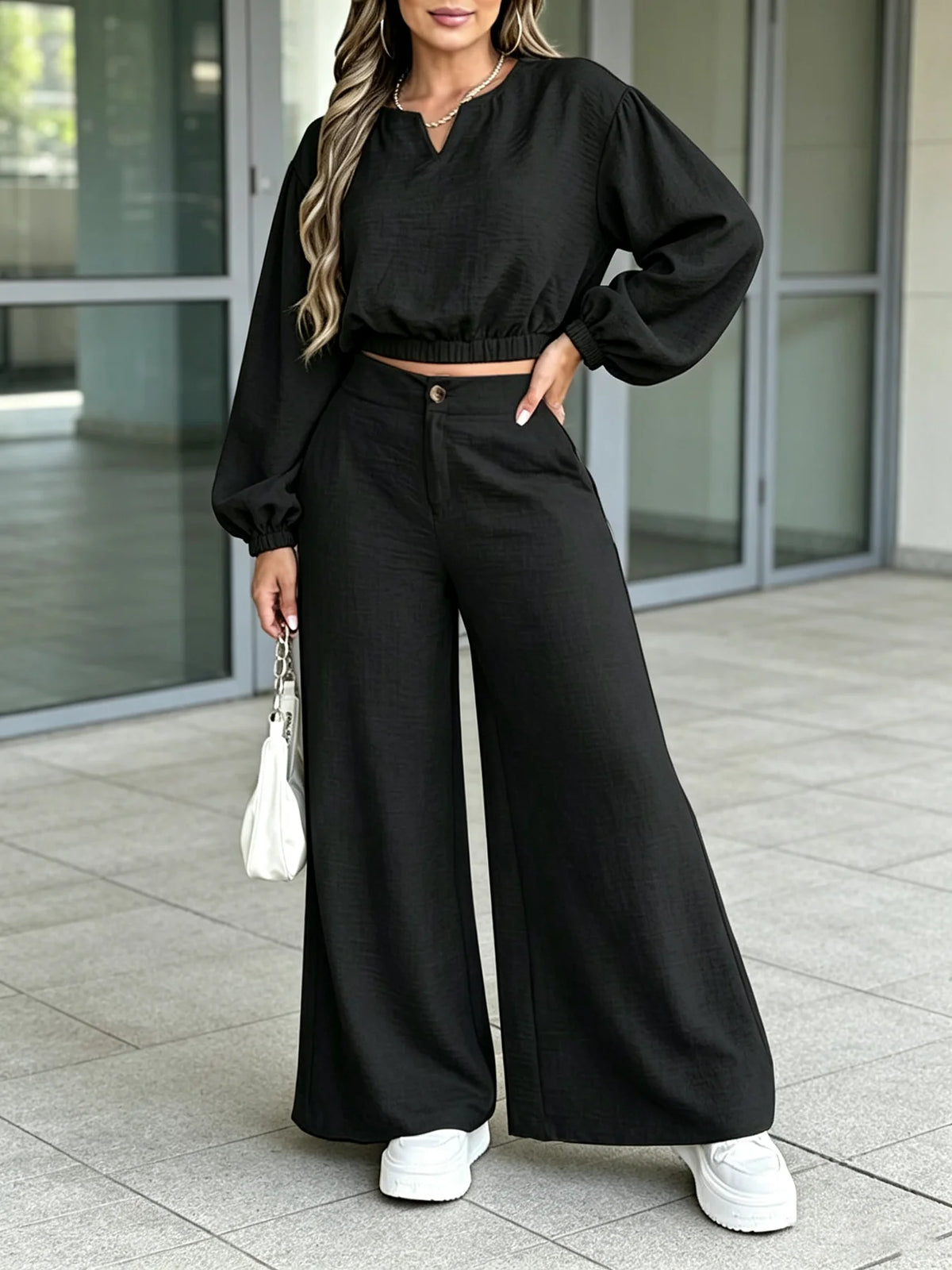 Conjunto de dos piezas con pantalón ancho de la marca BB Bellezachic, vista del conjunto completo en la imagen.