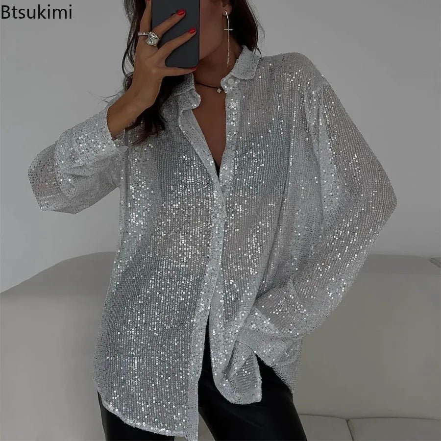 Blusa de lentejuelas de manga larga BB Bellezachic, con acabado brillante y diseño elegante, sobre fondo neutro.