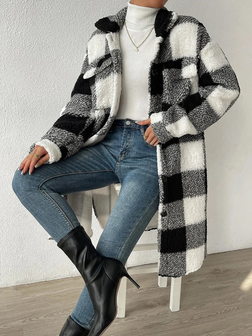 Abrigo largo de cuadros para mujer de la marca BB Bellezachic, con diseño elegante y abierta al frente.