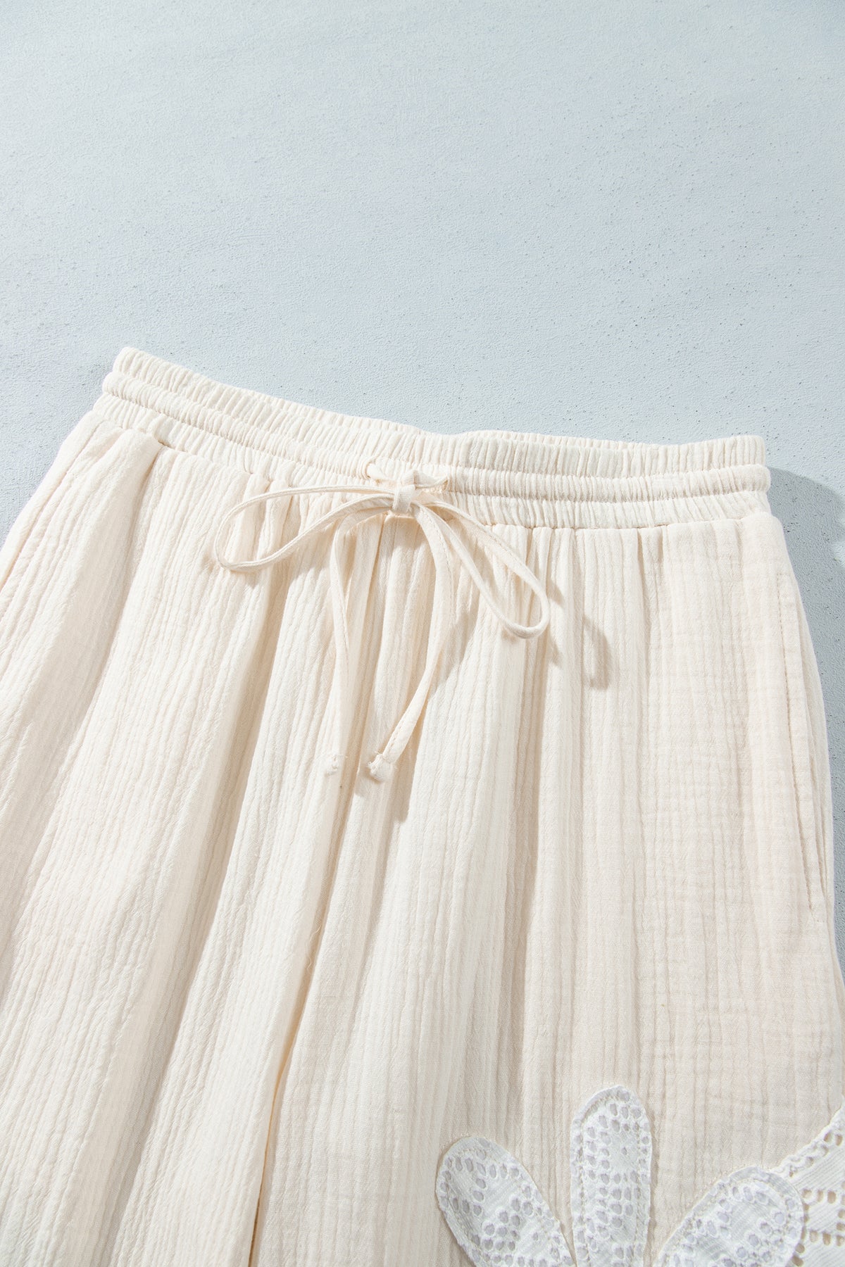 Pantalones blancos con encaje