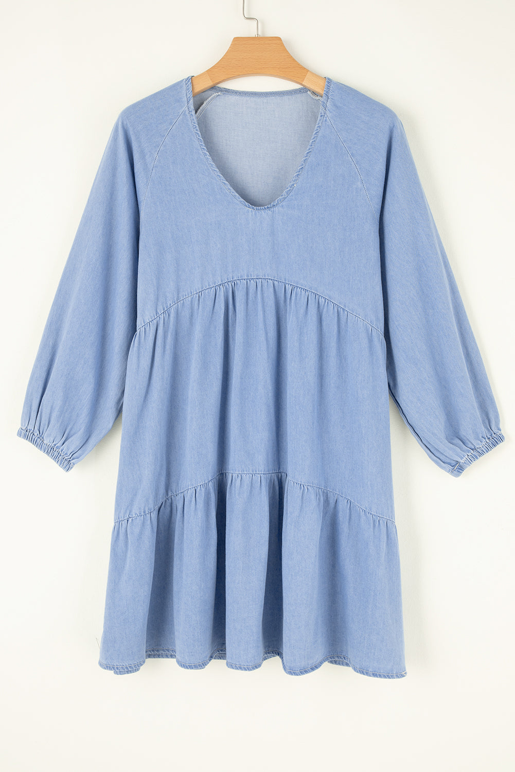 Vestido corto azul con volantes y escote en V