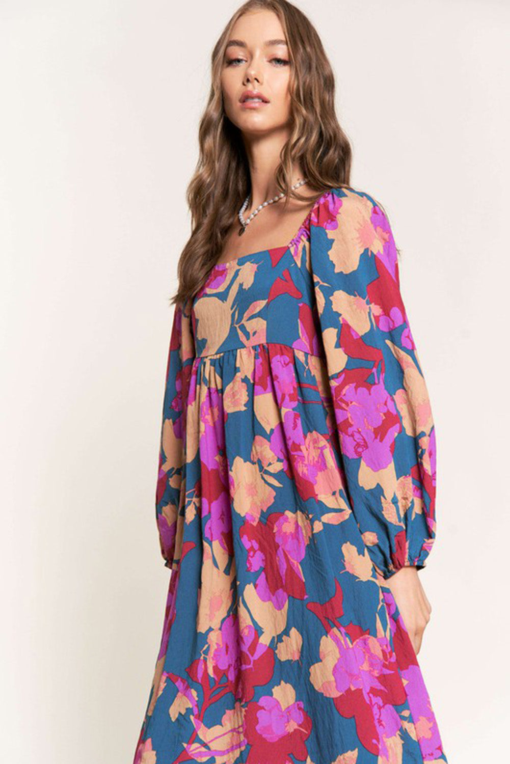 Vestido floral con escote cuadrado y mangas abullonadas