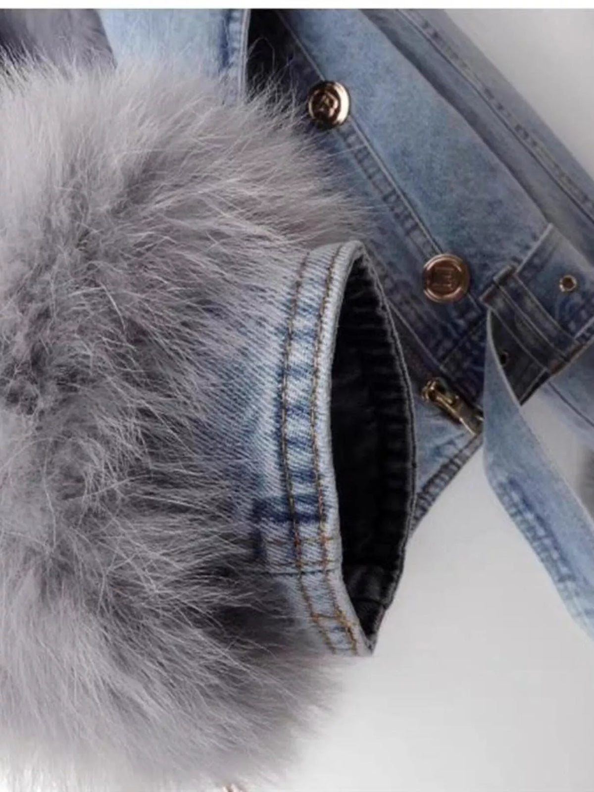chaqueta-vaquera-azul-claro-detalle-puno-pelo-sintetico-nina-aura