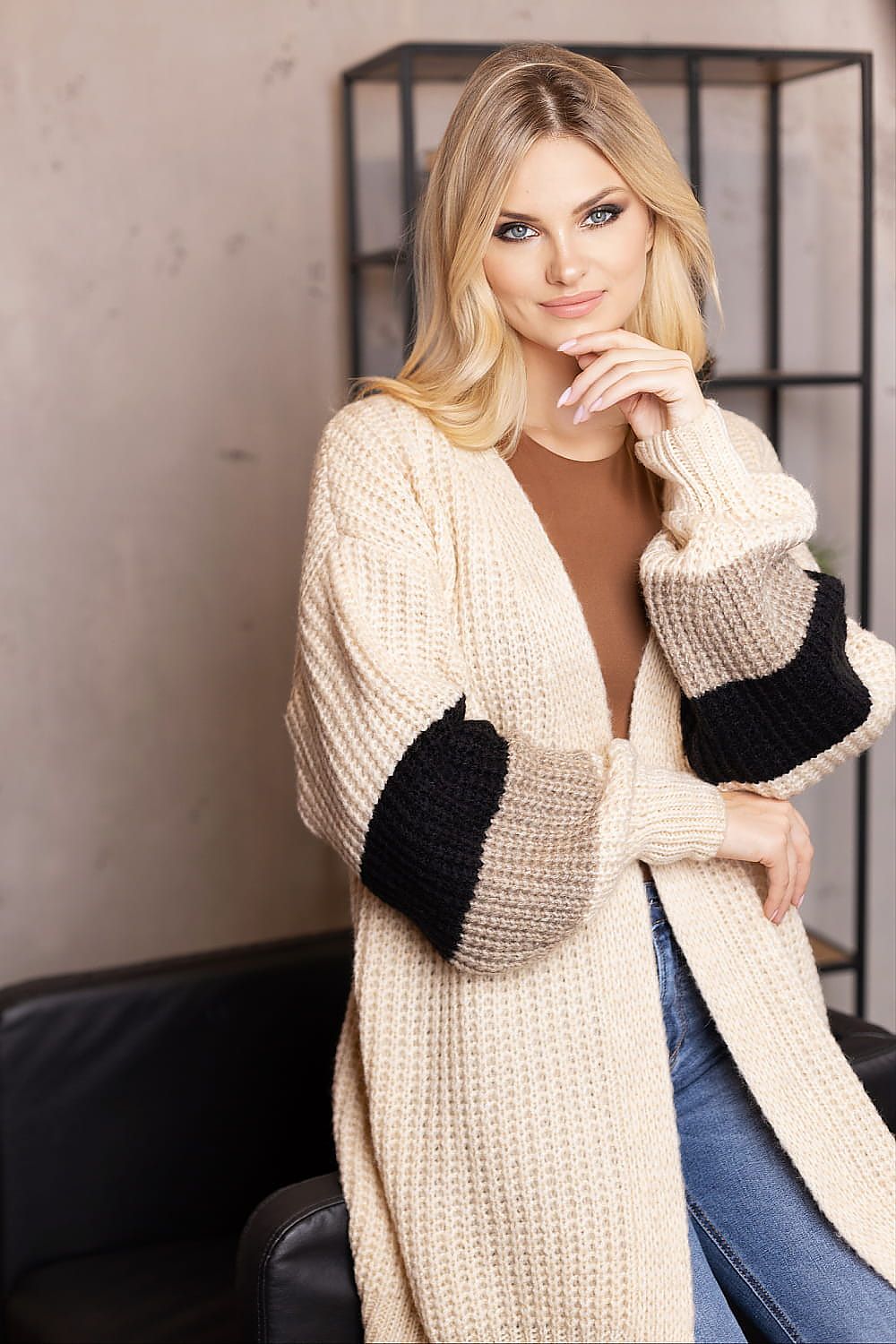 Cárdigan de punto de mujer de corte holgado con rayas en contraste, de la marca PeeKaBoo, vestido con estilo cómodo y moderno