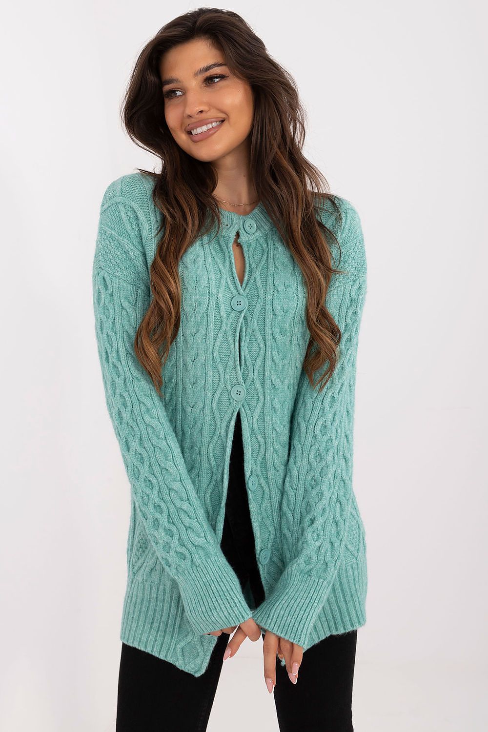 Cárdigan largo de punto para mujer con botones y cuello redondo en color neutro, estilo elegante y cómodo de la marca AT