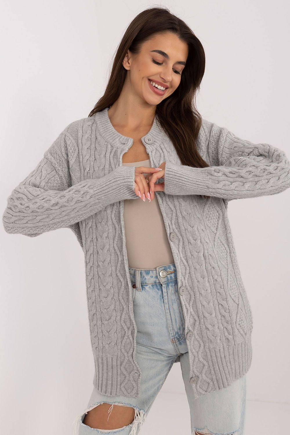 Cárdigan largo de punto para mujer con botones y cuello redondo, abrigo de la marca AT, en color gris.