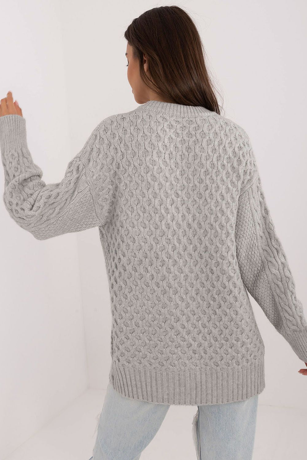 Cárdigan largo de punto para mujer con botones y cuello redondo, abrigo de la marca AT, en color gris claro.