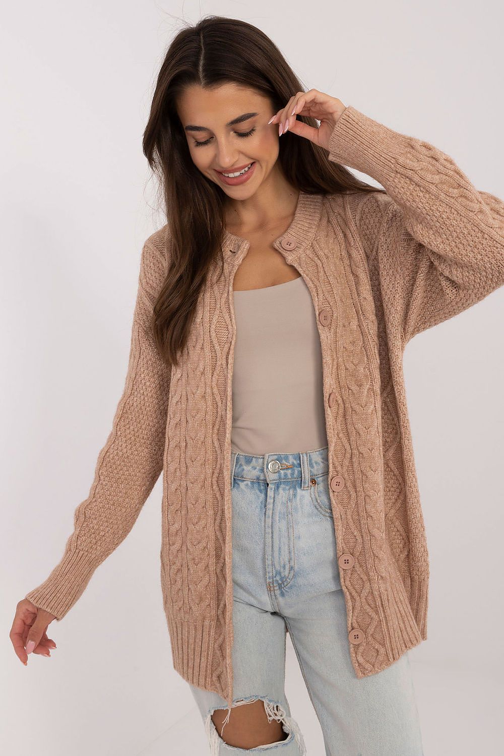 Cárdigan largo de punto para mujer con botones y cuello redondo, abrigo AT en color neutro, tejido suave y cómodo.