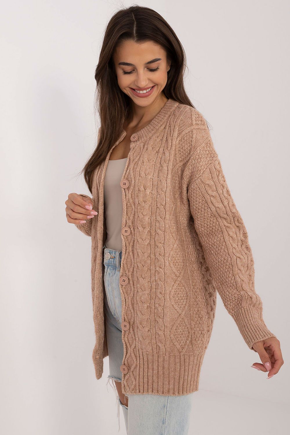 Cárdigan largo de punto para mujer con botones y cuello redondo, abrigo de la marca AT en color neutro, vista frontal