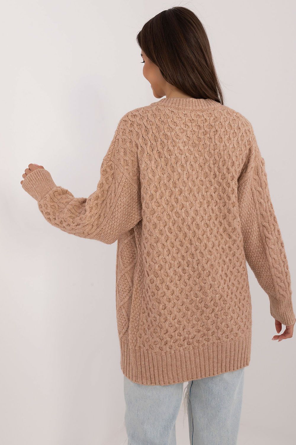 Cárdigan largo de punto para mujer con botones y cuello redondo de la marca AT, en color neutro, vista frontal.