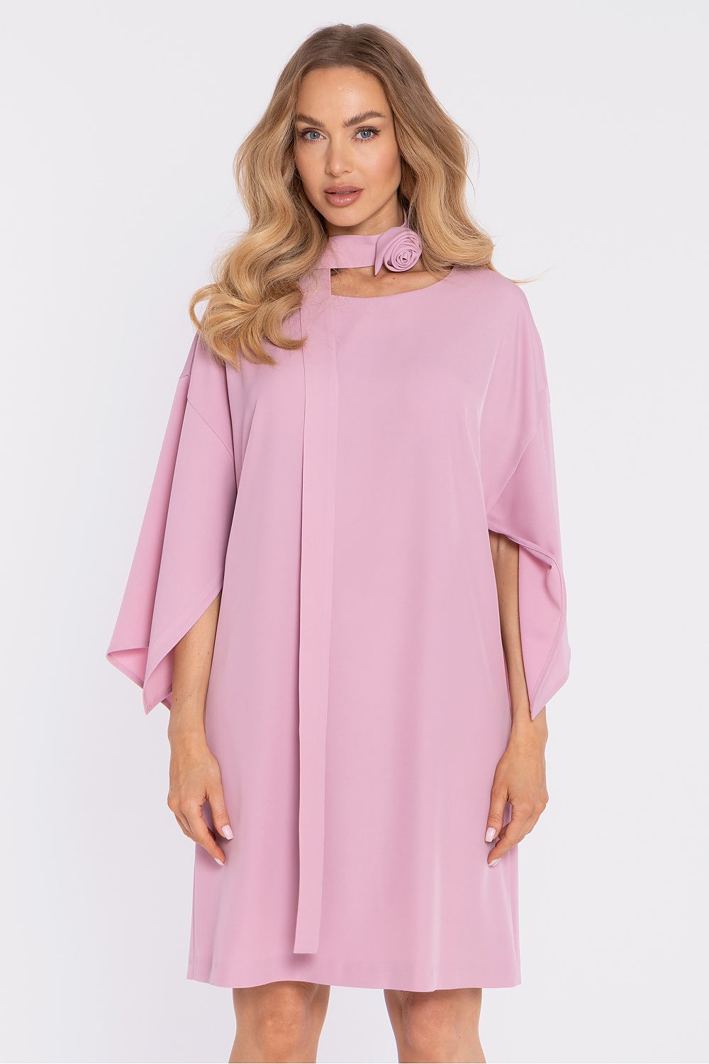 Vestido cóctel Luna con escote de color negro, diseñado por matterhorn fulfillment, con detalles elegantes y corte ajustado.