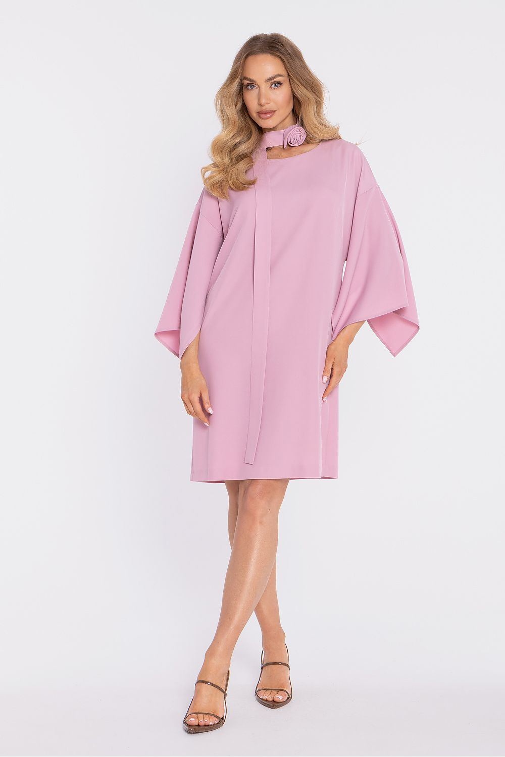 Vestido cóctel Luna de Matterhorn Fulfillment con escote, diseño elegante y ajustado, para eventos formales y celebraciones.