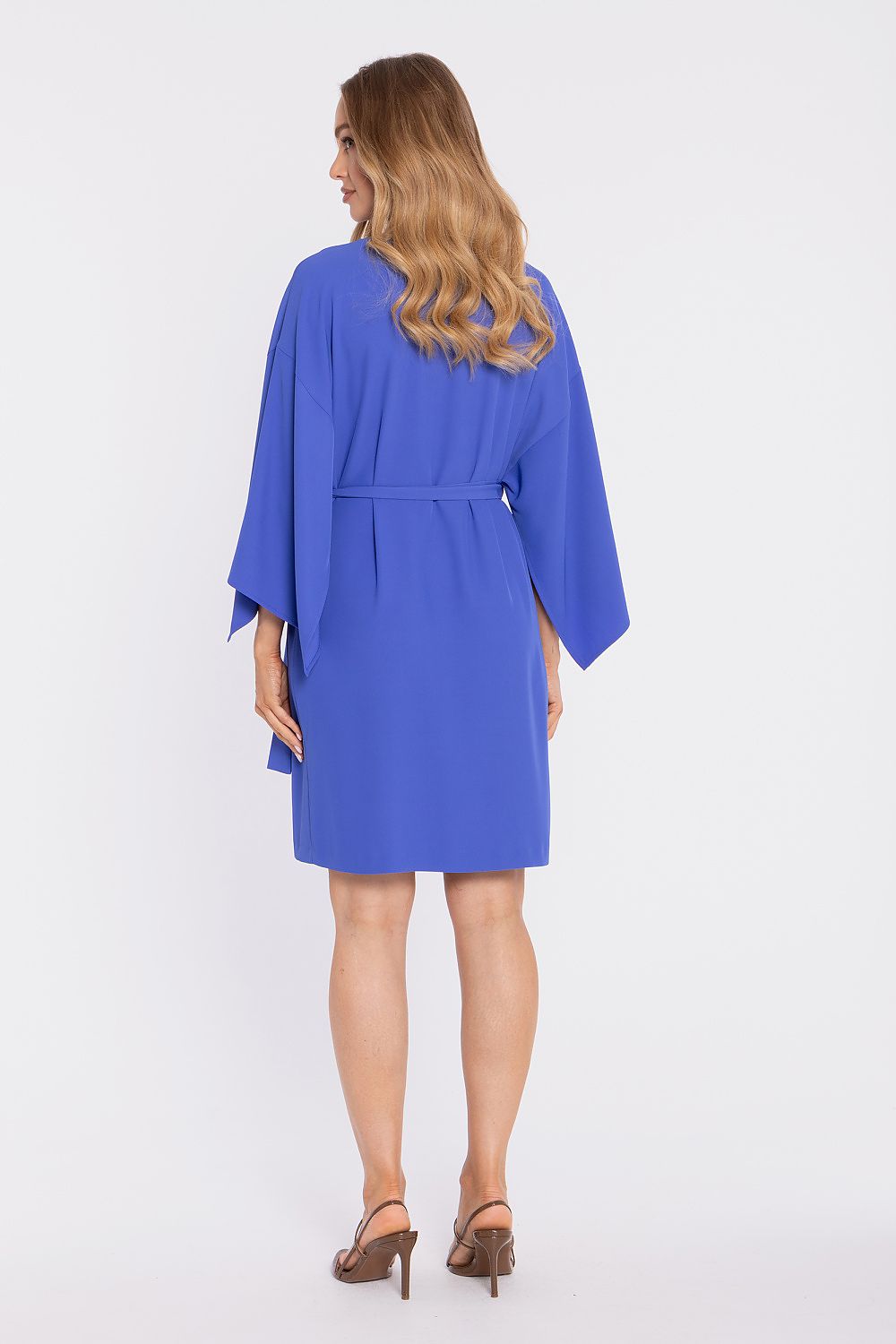 Vestido cóctel luna con escote de Matterhorn Fulfillment, diseño elegante en color oscuro, con escote profundo y estilo sofisticado.