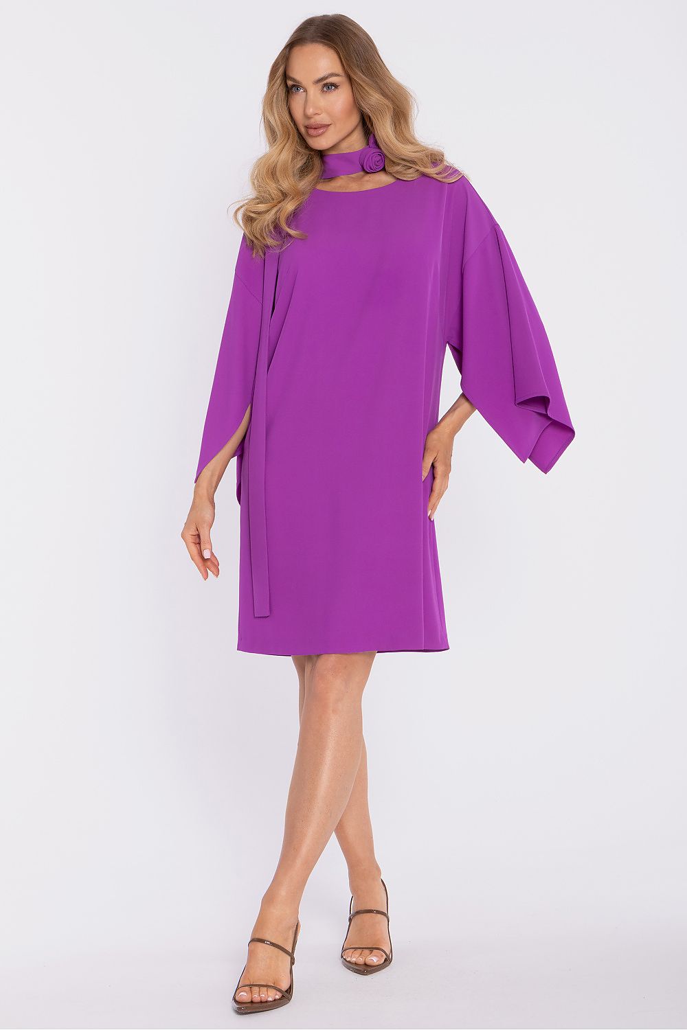 Vestido de cóctel Luna con escote de Matterhorn Fulfillment, diseño elegante y ajustado en color oscuro.