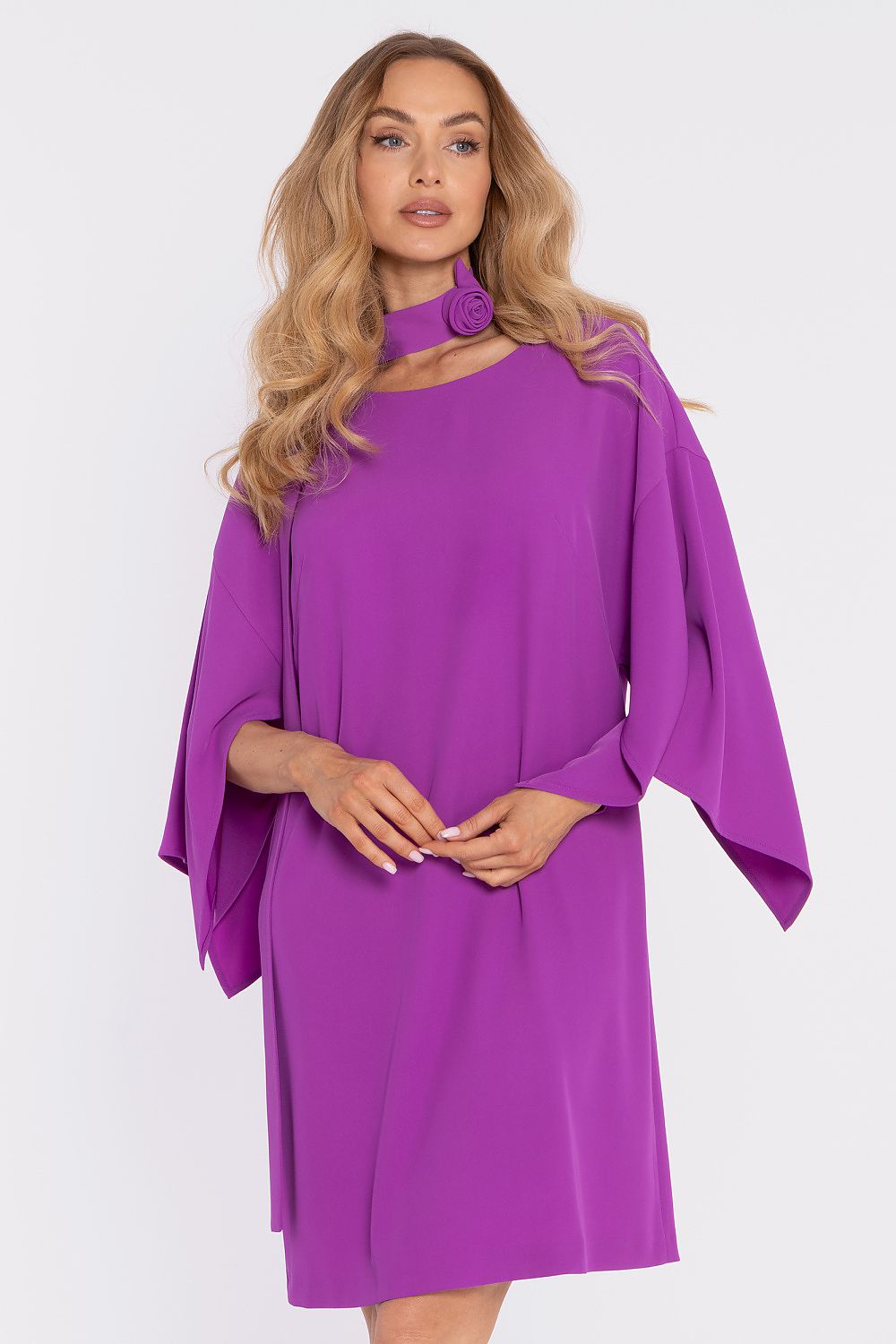 Vestido cóctel Luna con escote de Matterhorn Fulfillment, en color oscuro y diseño elegante para eventos formales.