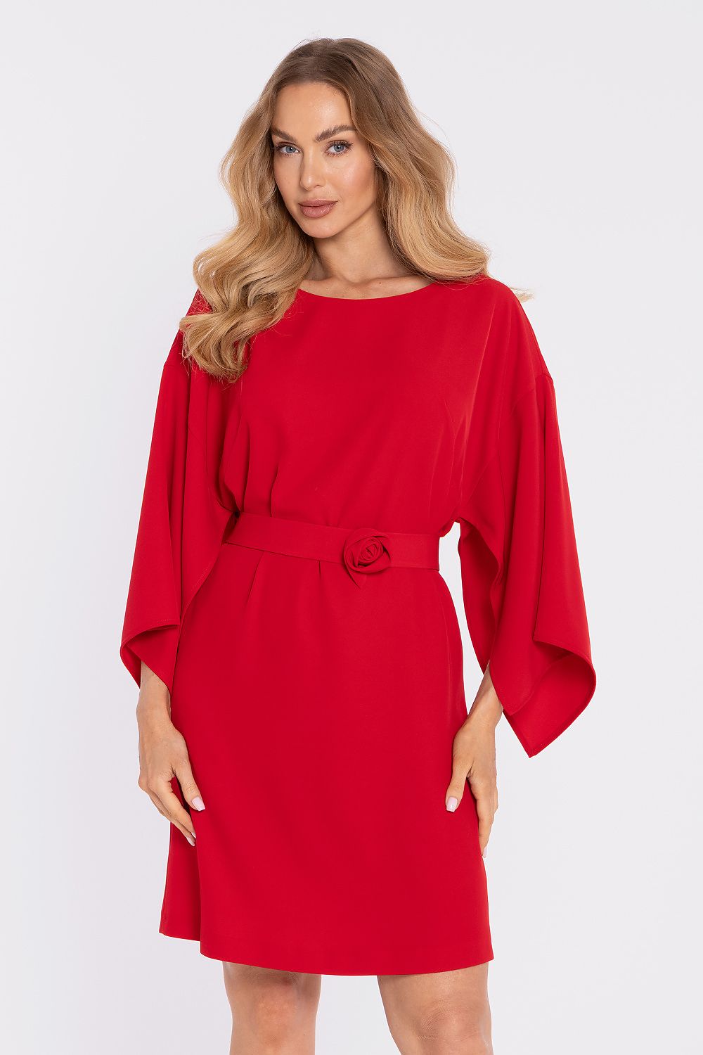 Vestido cóctel Luna con escote de color negro, diseñado por Matterhorn Fulfillment, con estilo elegante y moderno.