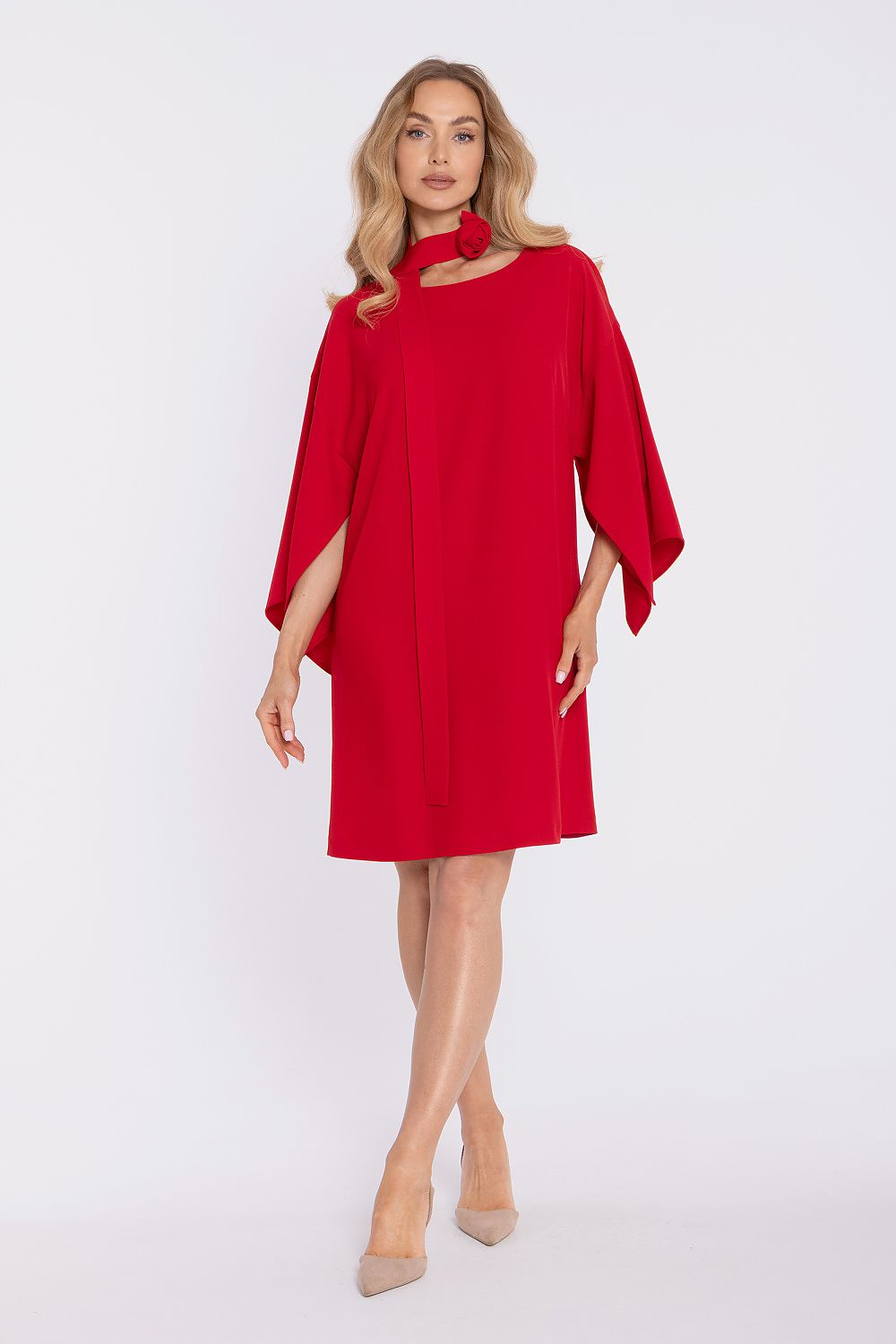 Vestido cóctel Luna con escote de matterhorn fulfillment, diseño elegante y ajustado, en color negro, con detalles modernos.