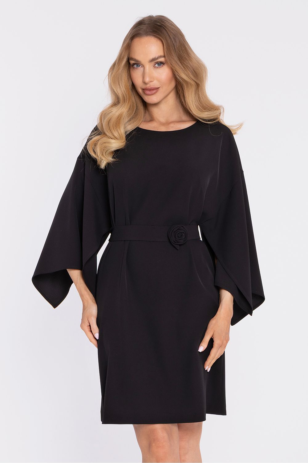 Vestido cóctel Luna de Matterhorn Fulfillment en color negro, con escote pronunciado y diseño elegante para eventos formales.