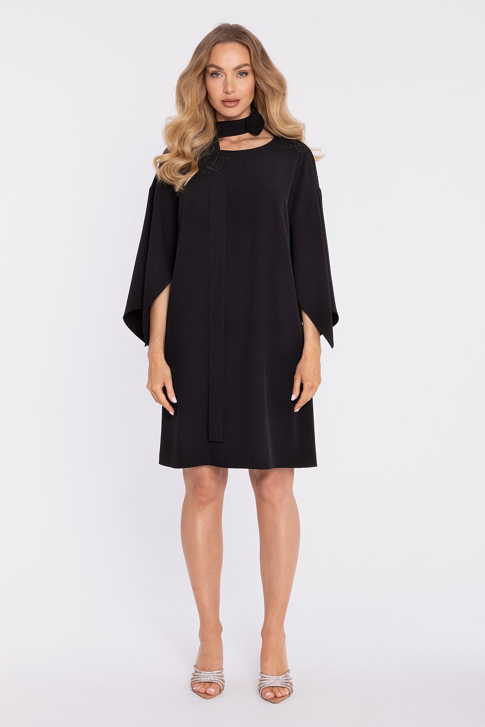 Vestido de cóctel Luna con escote, vestido elegante de color oscuro, diseñado por matterhorn fulfillment, en un fondo neutro.