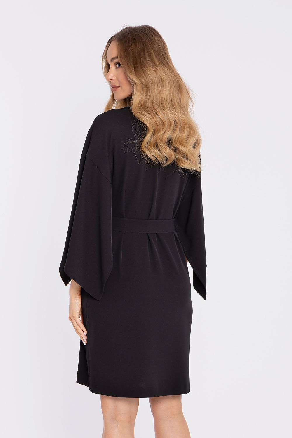 Vestido cóctel Luna con escote de matterhorn fulfillment, diseño elegante en color oscuro, ideal para eventos formales.
