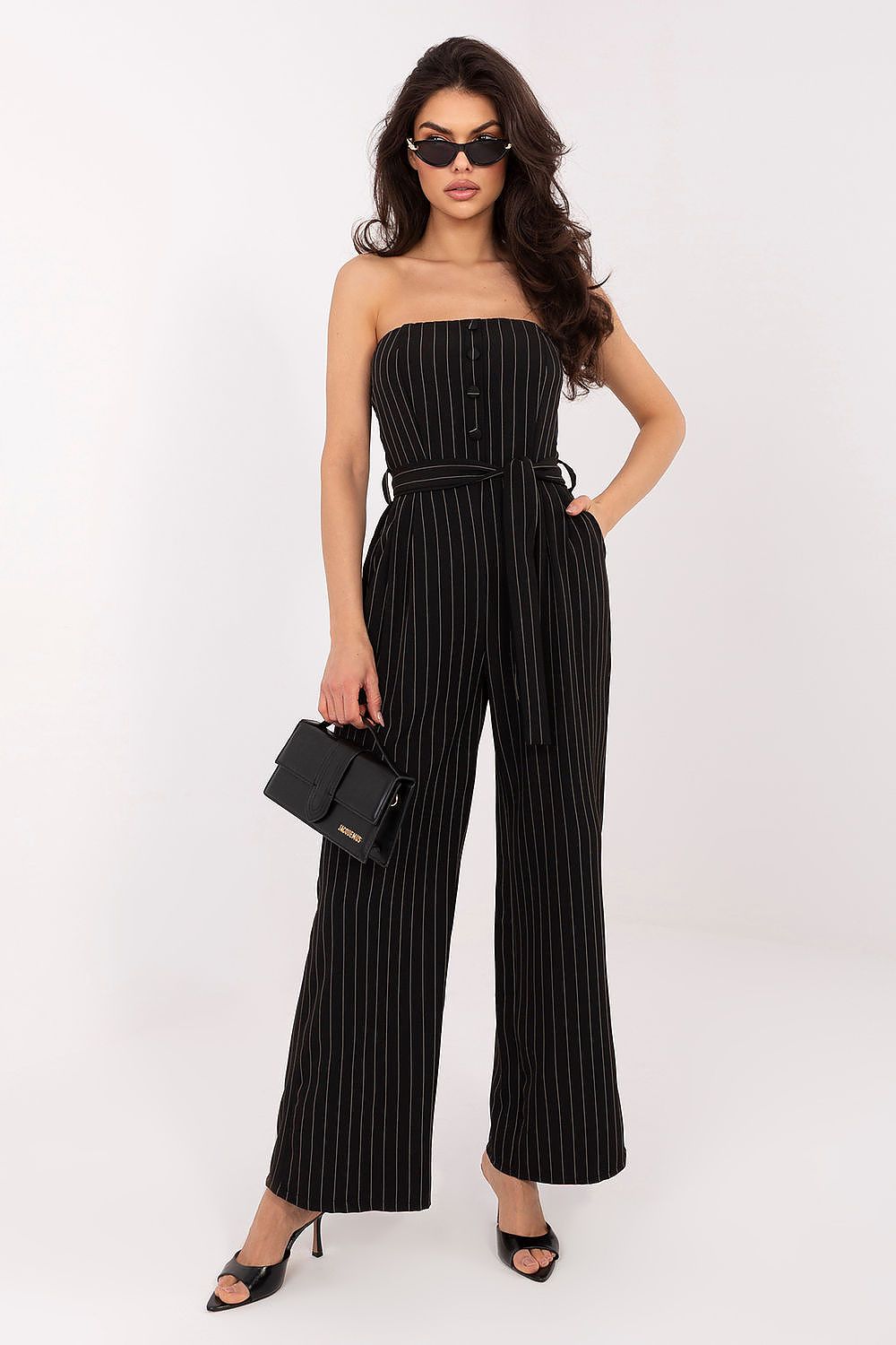 Mono de rayas elegante con cinturón y piernas anchas de Italy Moda, mostrando el diseño de rayas y la silueta moderna.