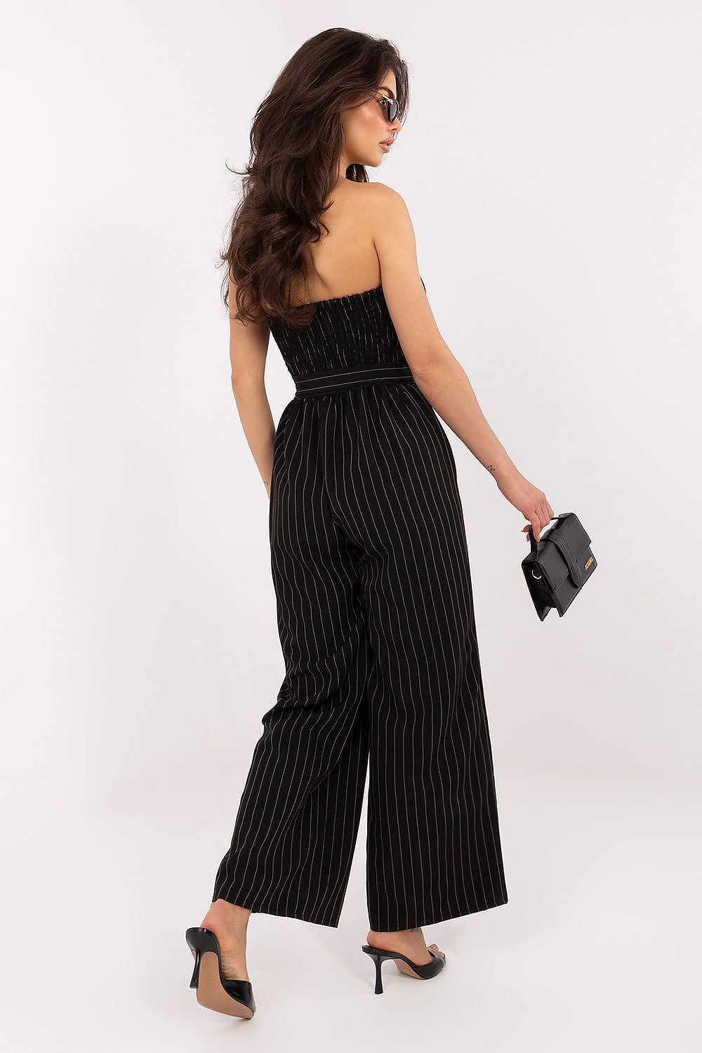 Mono de rayas elegante de Italy Moda con cinturón y pantalones anchos, vista frontal del diseño con detalles de la prenda