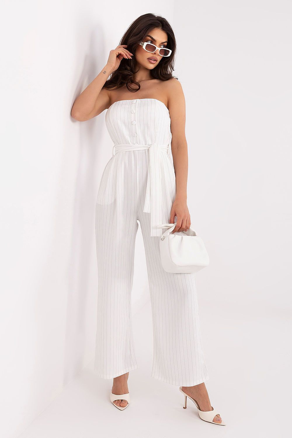 Mono de rayas elegante de Italy Moda con cinturón y pantalones anchos, mostrando el diseño y la tela del conjunto.