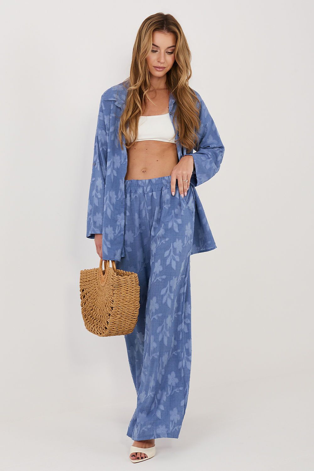 Conjunto de camisa y pantalón de la marca Rue Paris, prendas elegantes y modernas en imagen de estilo casual.