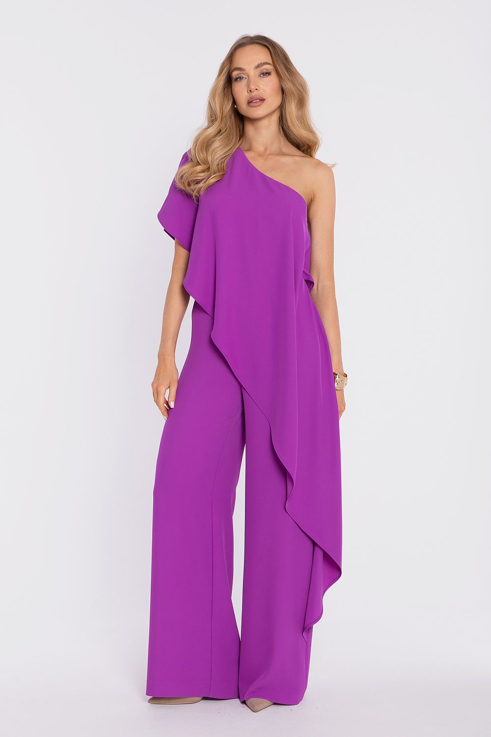 Mono asimétrico de un hombro con capa de la marca Moe, vestido elegante y moderno para ocasiones especiales.