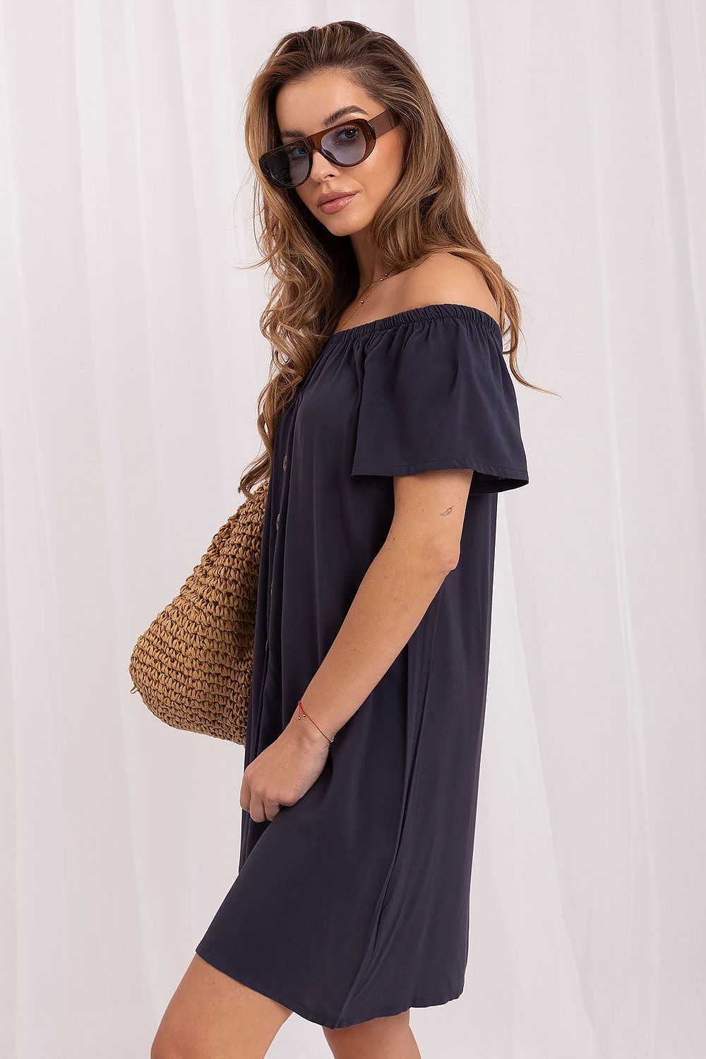 Vestido oversize de viscosa con hombros descubiertos y botones, de la marca Sublevel, en color y estilo casual.