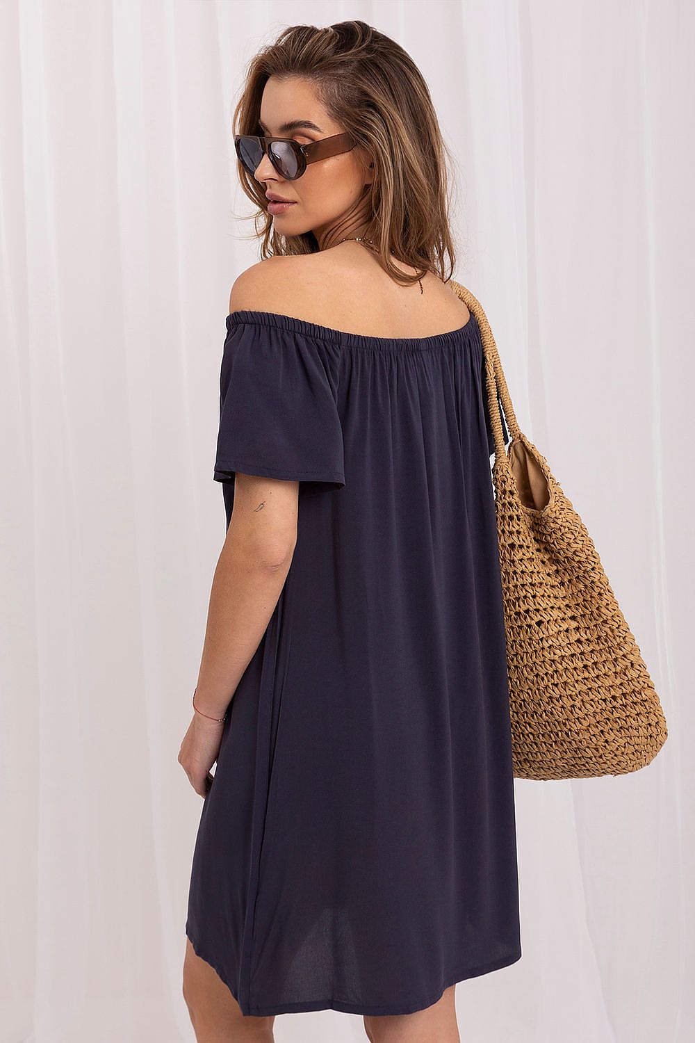 Vestido oversize de viscosa con hombros descubiertos y botones, de la marca Sublevel, en color y estilo modernos.