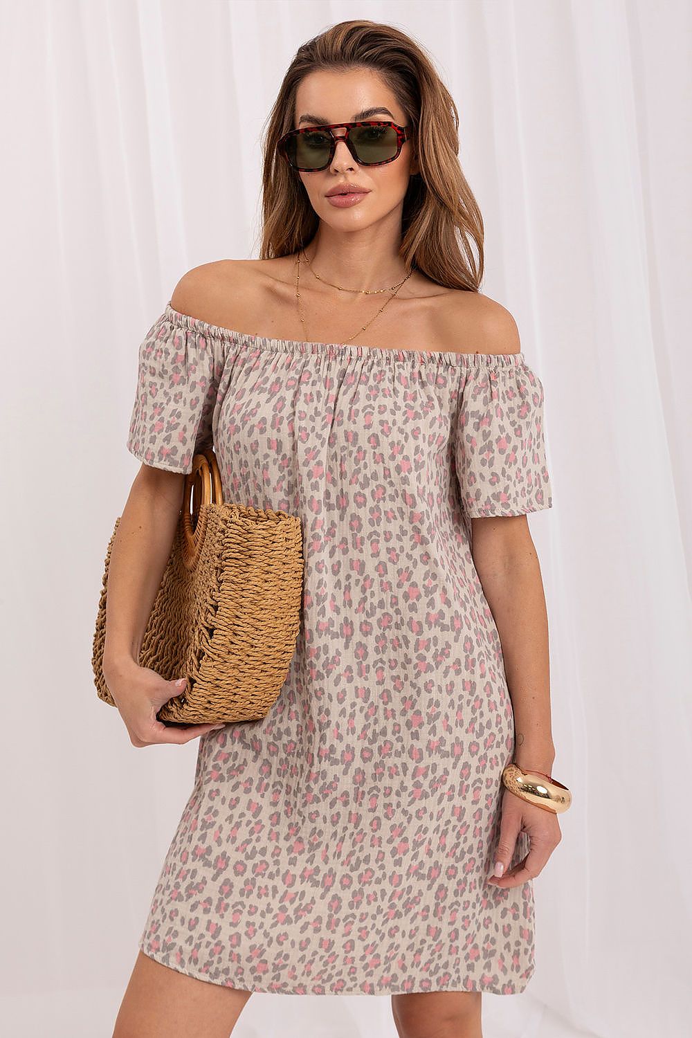 Vestido corto de algodón con estampado animal y hombros descubiertos de la marca Sublevel, con diseño juvenil y estilo veraniego.