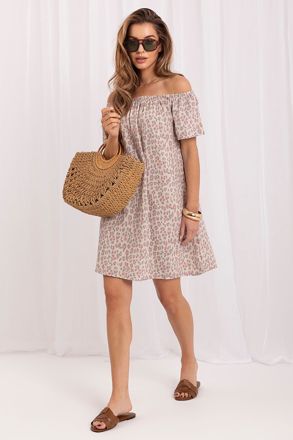 Vestido corto de algodón con estampado animal y hombros descubiertos de la marca Sublevel, visible en la imagen.