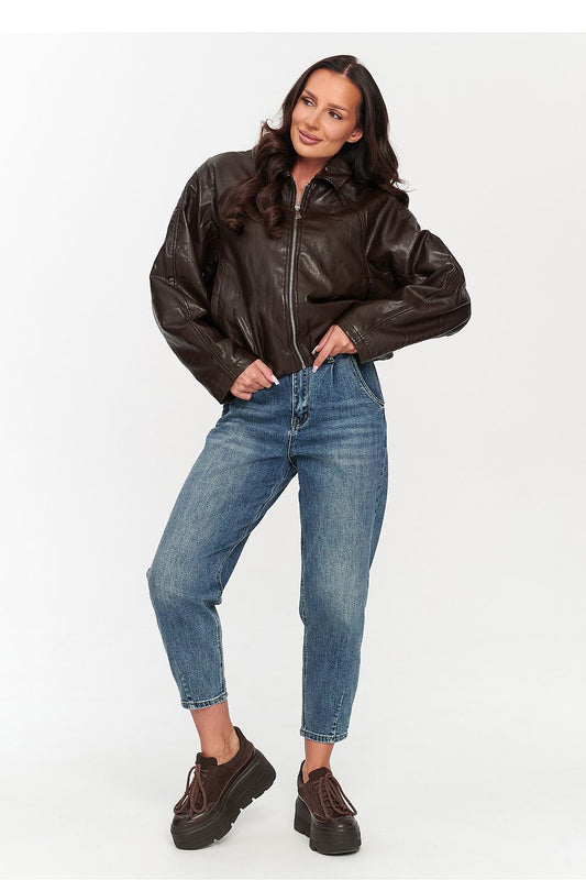 Chaqueta oversize de polipiel negra con cremallera de marca Makadamia, vista frontal, con bolsillos y cuello alto.