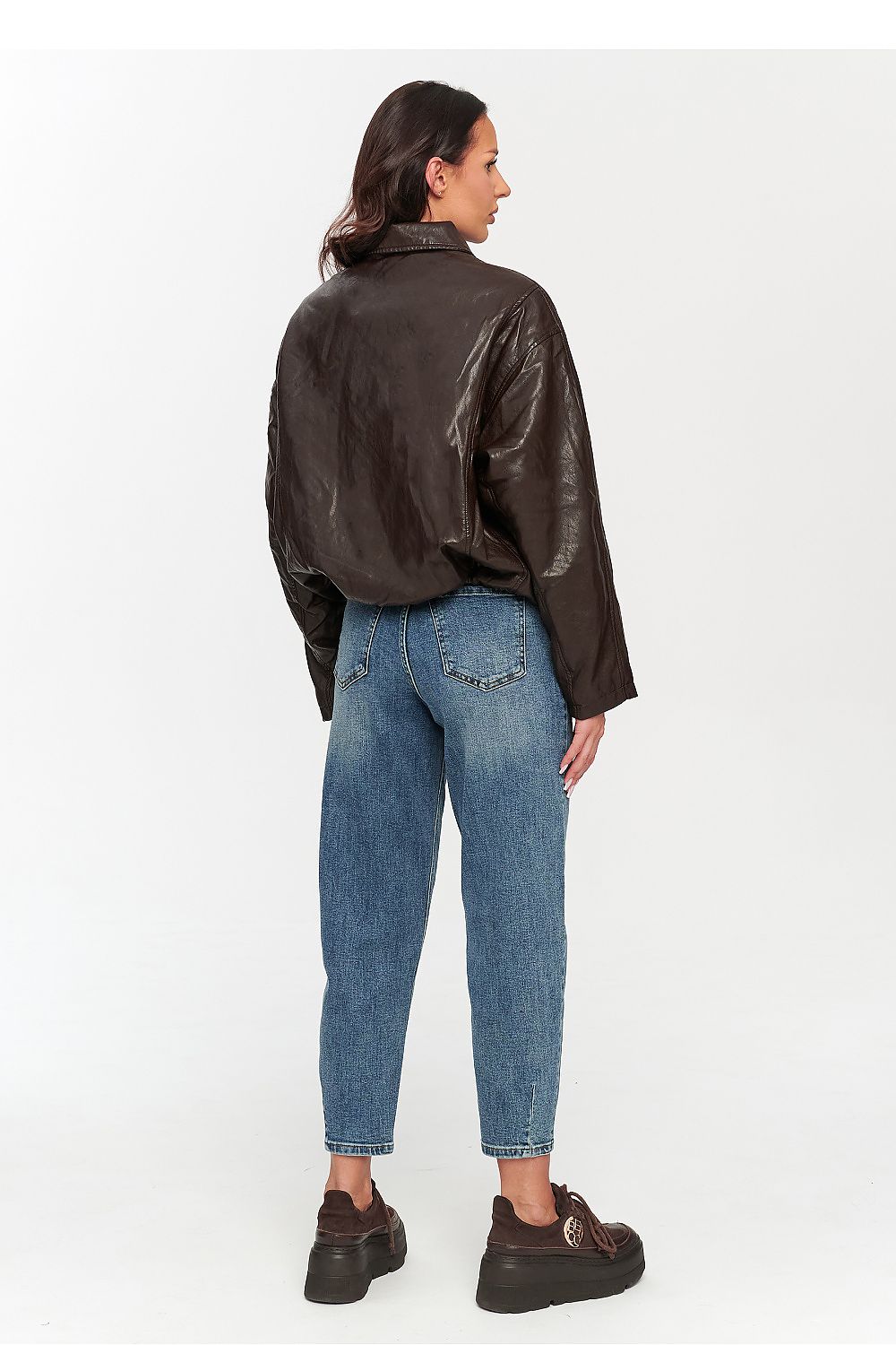 Chaqueta oversize de polipiel con cremallera de la marca Makadamia, vista en color negro y con detalles de costura.