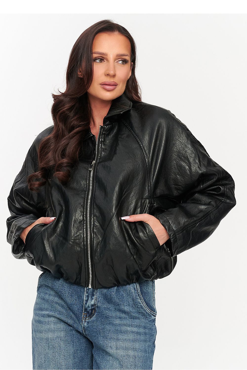 Chaqueta oversize de polipiel con cremallera de la marca Makadamia, mostrando su diseño moderno y textura de polipiel.