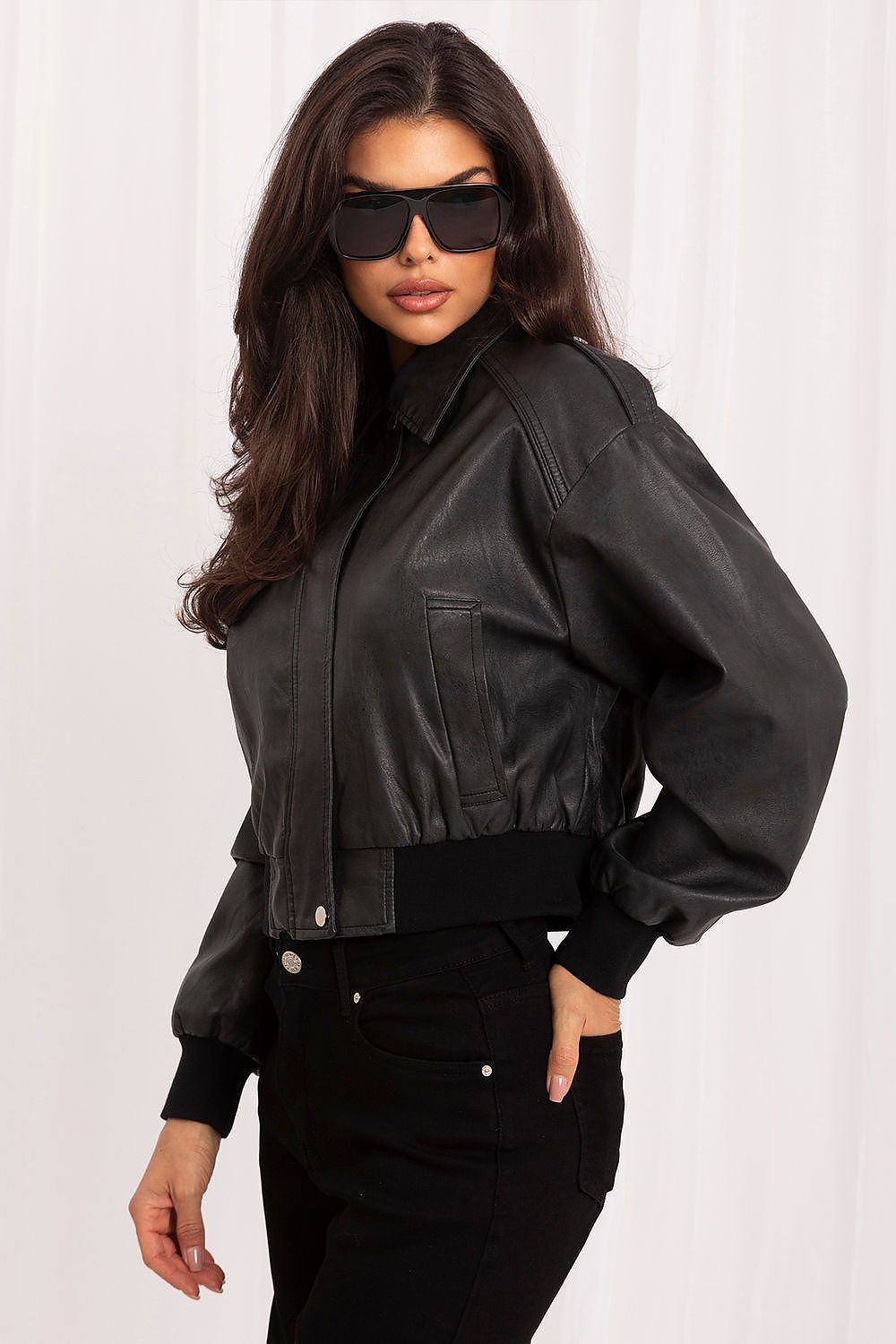 Chaqueta bomber de piel sintética con cuello clásico de la marca BBBellezachic, vista frontal en color negro.