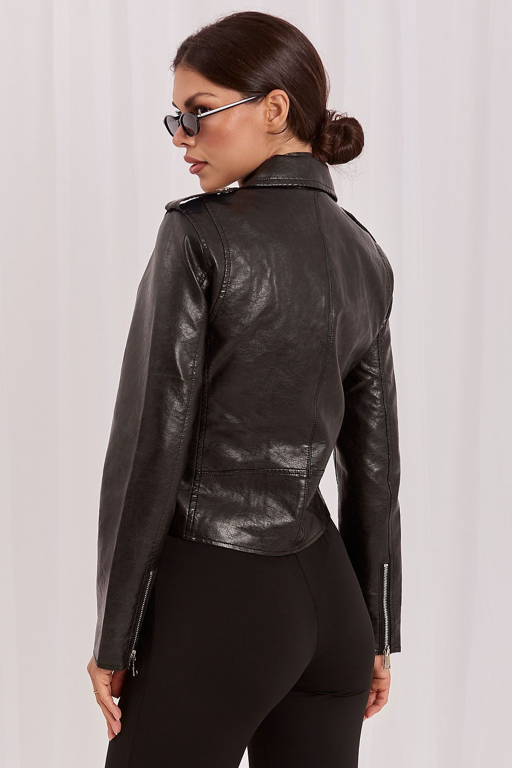 Chaqueta biker de efecto piel con cinturón de Italy Moda, con cierre y detalles en la parte frontal.