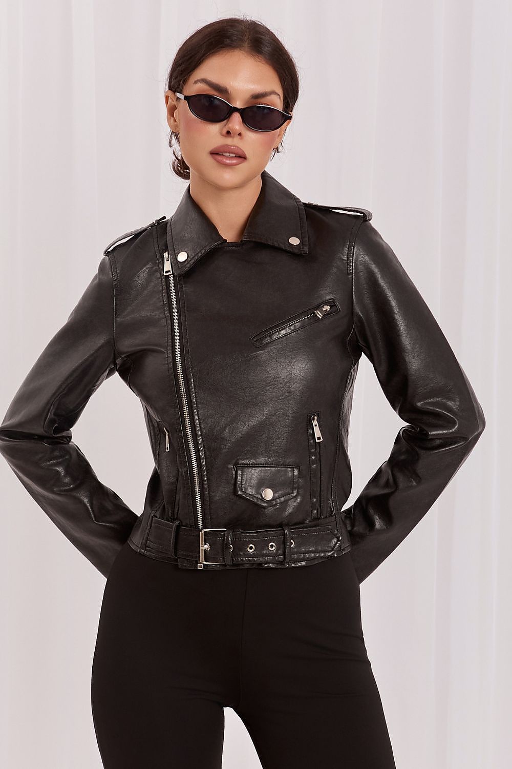 Chaqueta biker de efecto piel con cinturón de Italy Moda, con cierre y detalles de moda en la parte frontal.