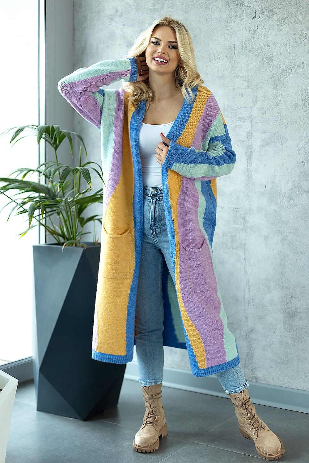 Cárdigan largo de punto para mujer sin cierre de la marca PeeKaBoo, en color neutro y estilo cómodo y casual.