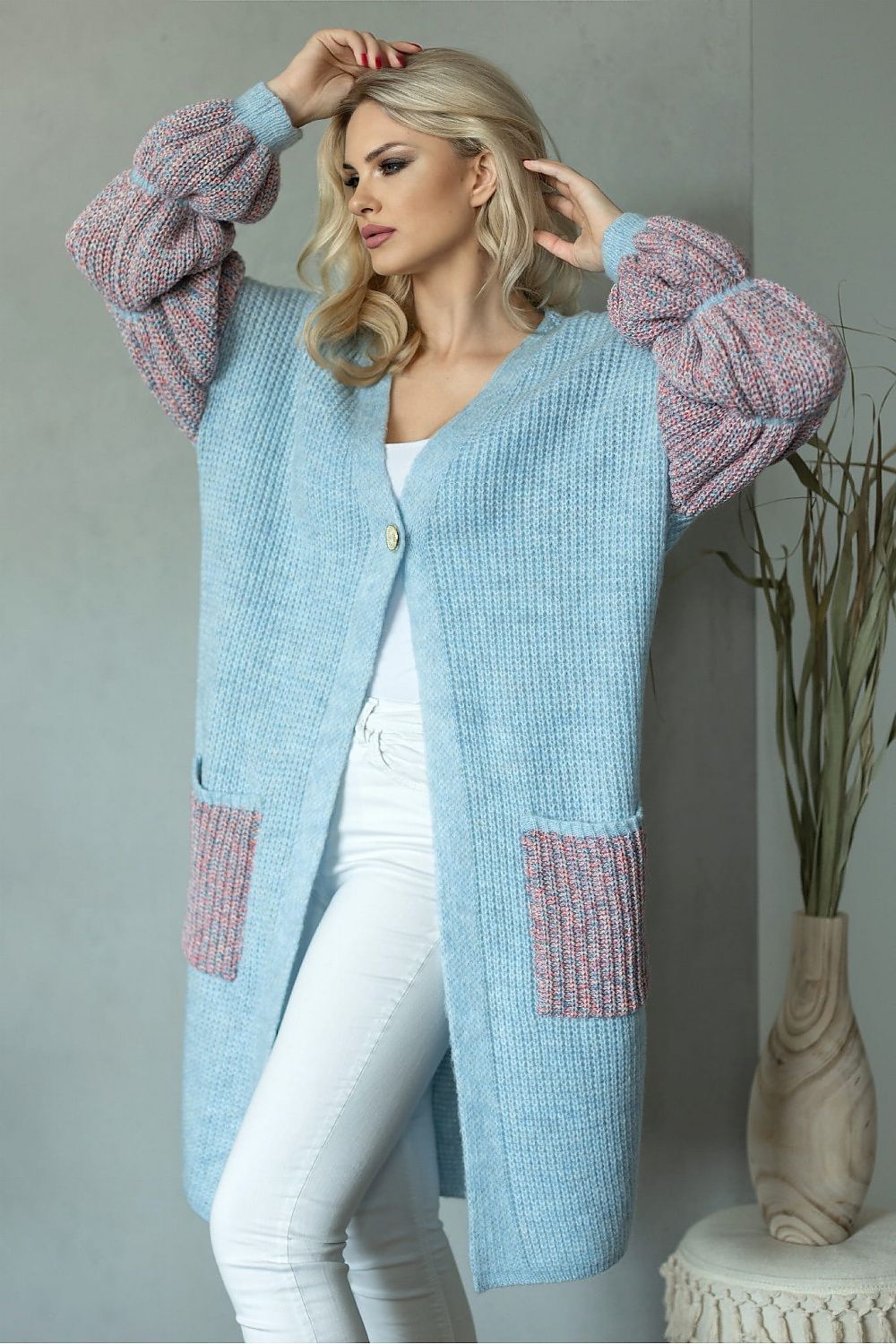 Cárdigan de punto para mujer PeeKaBoo con botón único y bolsillos, image mostrando el abrigo en color neutro y detalles en el tejido
