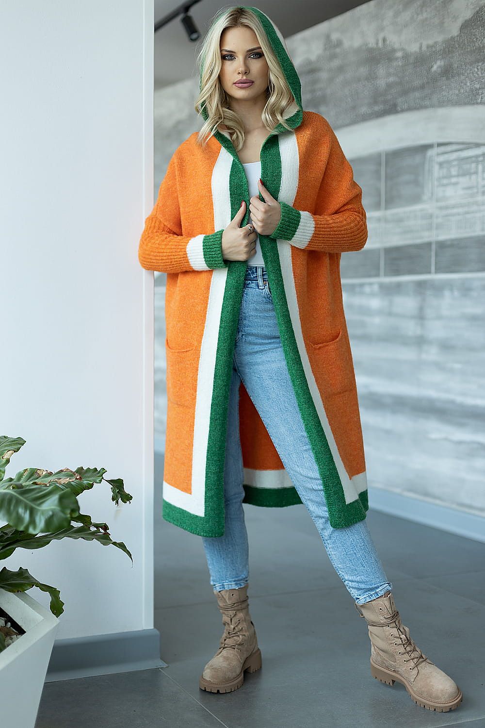 Cárdigan oversize con capucha para mujer de la marca PeeKaBoo, con bolsillos y estilo cómodo, en color neutro.