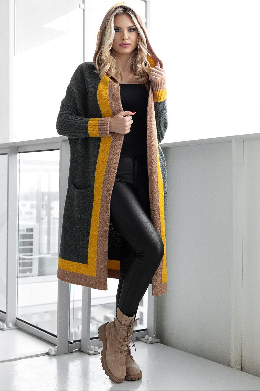 Cárdigan oversize con capucha y bolsillos para mujer de la marca PeeKaBoo, en color neutro y tejido suave.