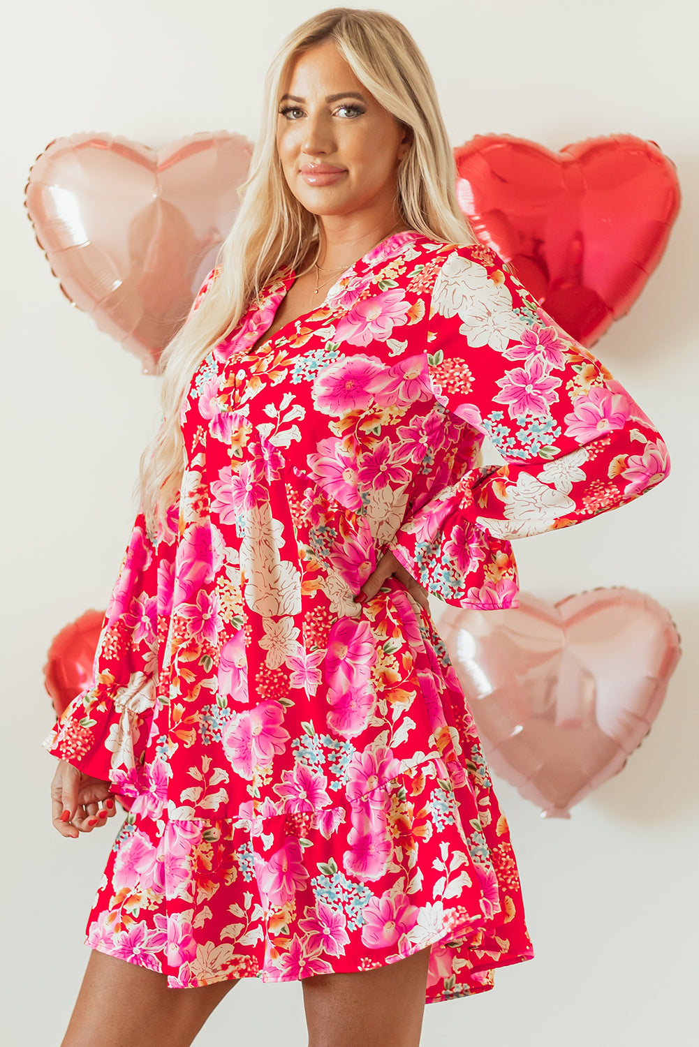 Vestido corto floral rojo con escote en V