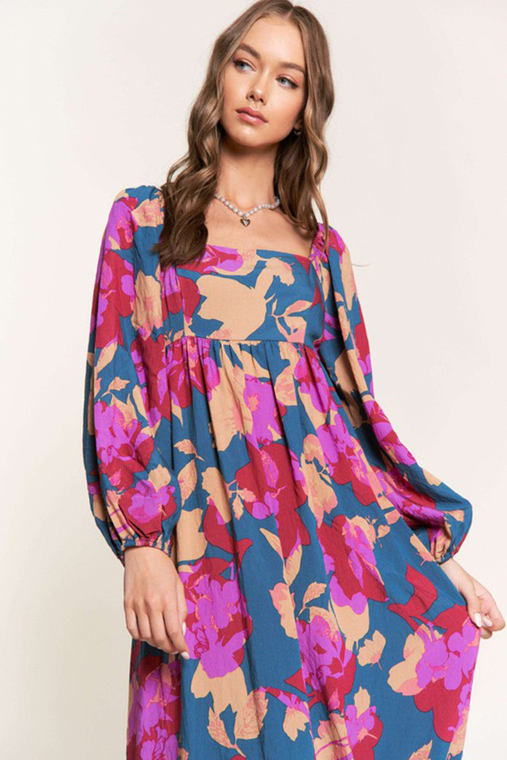 Vestido floral con escote cuadrado y mangas abullonadas