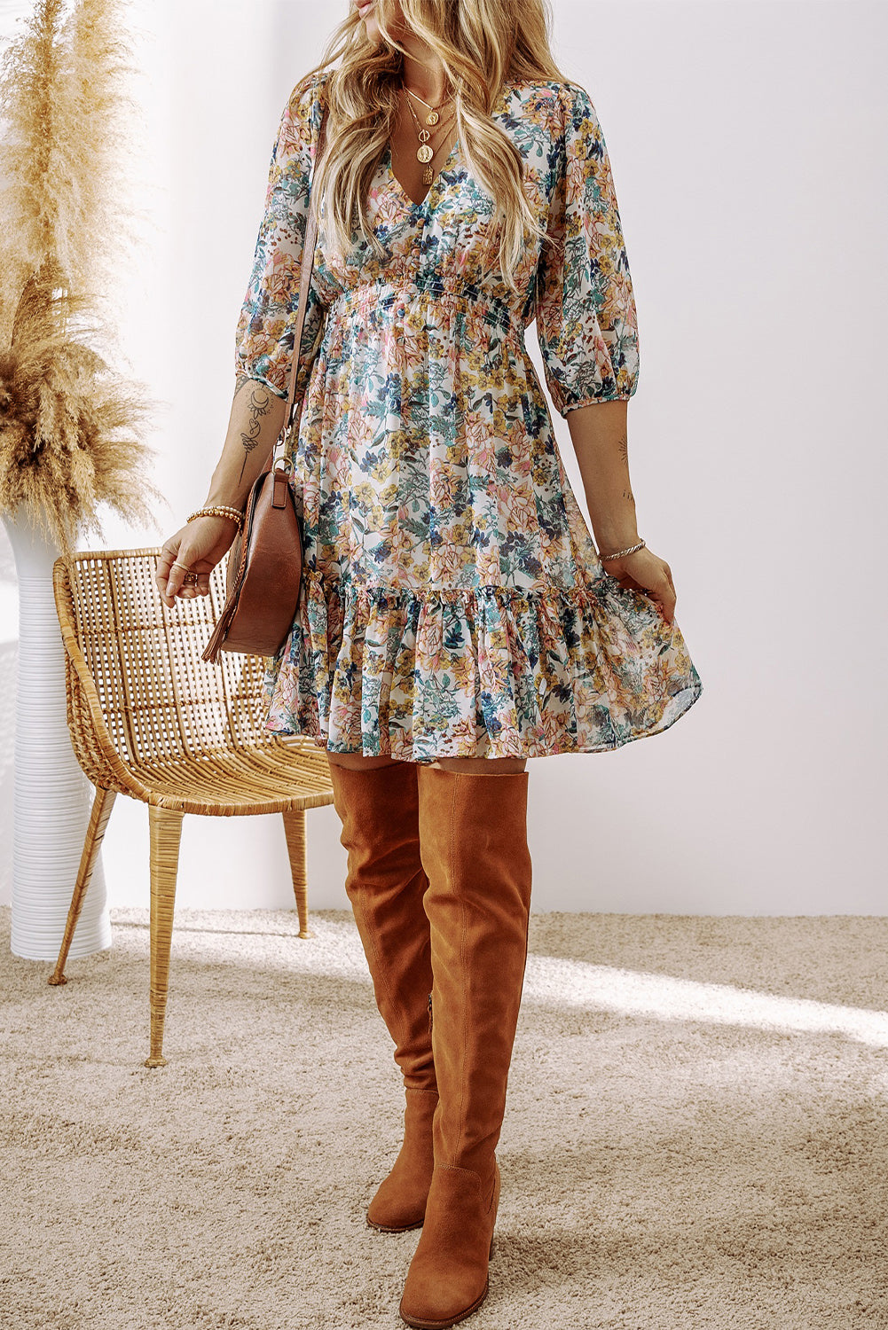 Vestido floral azul con escote en V y volantes