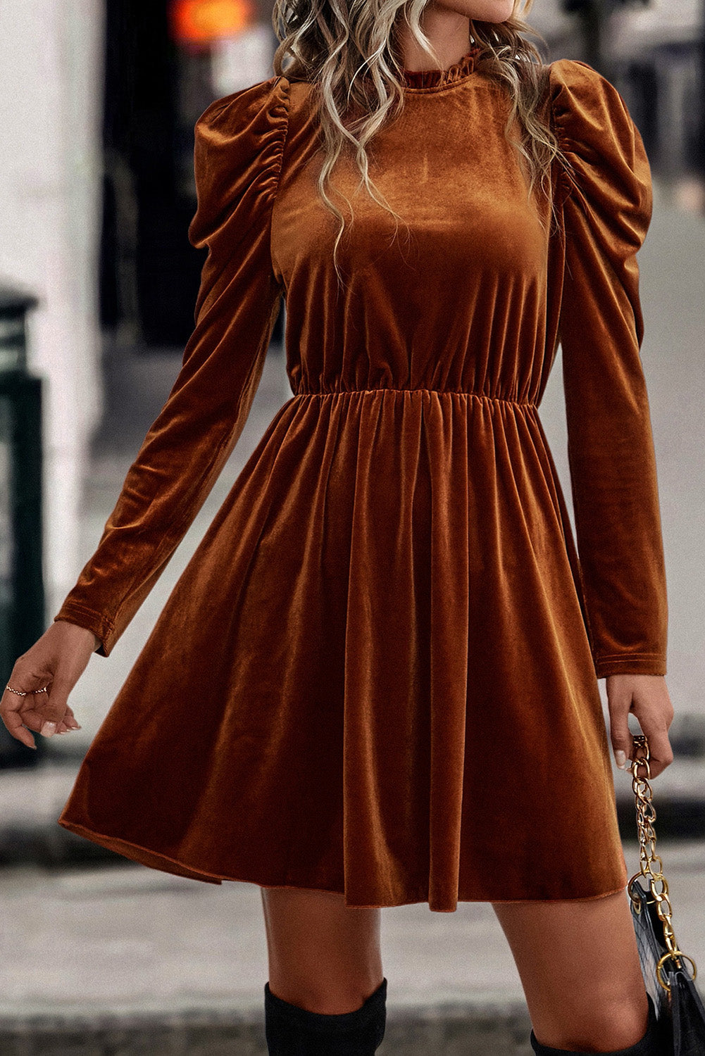 Vestido de terciopelo con mangas abullonadas