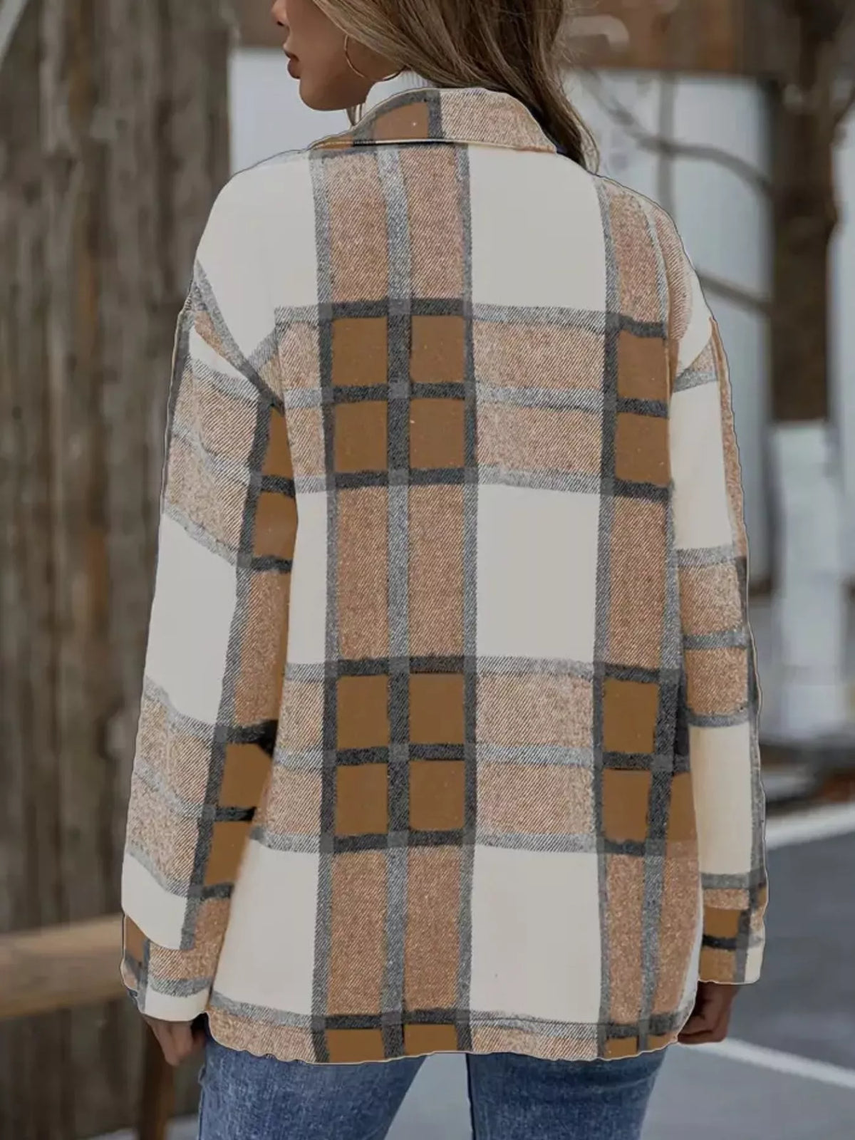Vista trasera de sobrecamisa larga de mujer con estampado de cuadros camel, beige, blanco y gris, mangas largas y bajo recto. NINA AURA COLLECTION.